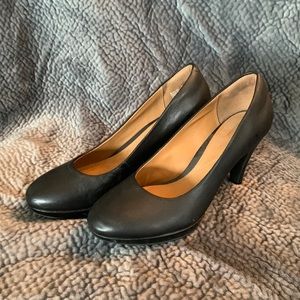 Clarks classic black pumps